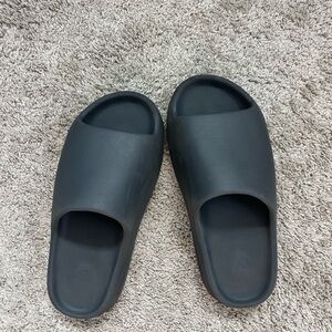 Adidas Yeezy Slides Quantum Onyx size 9